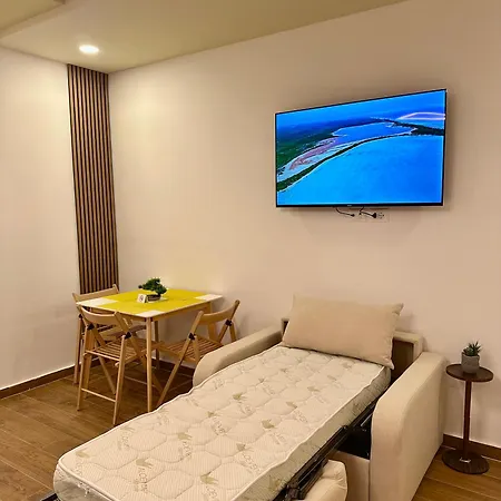 Yellow - By Luckymoonapartments Apartman