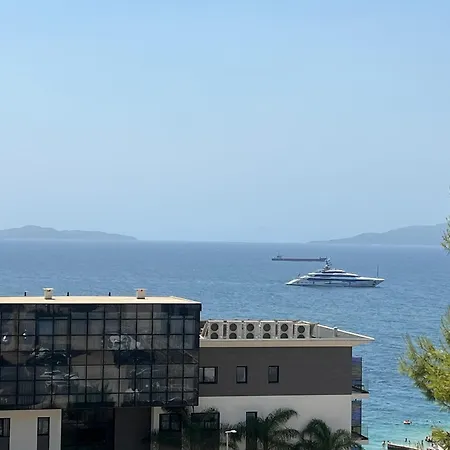 Yellow - By Luckymoonapartments Apartman Saranda